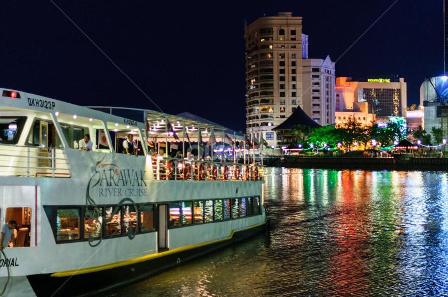 Riverbank Suites Waterfront กูชิง ภายนอก รูปภาพ