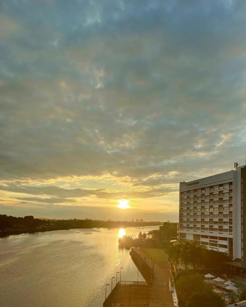 Riverbank Suites Waterfront กูชิง ภายนอก รูปภาพ